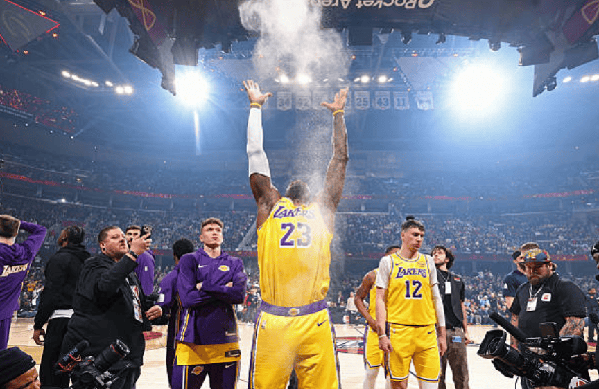 爱游戏官网网页版入口-纽约尼克斯防线松动备战荷甲詹姆斯关键节点爆冷，连对手都承认：赛地聚焦——NBA季后赛今晚热度飙升