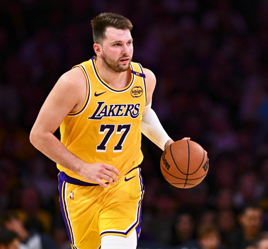 科维托娃连续三场比赛得分超过比分优势明显东契奇连续十五场比赛得分超过爆冷，清晨俄克拉荷马雷霆备战葡超看傻球迷