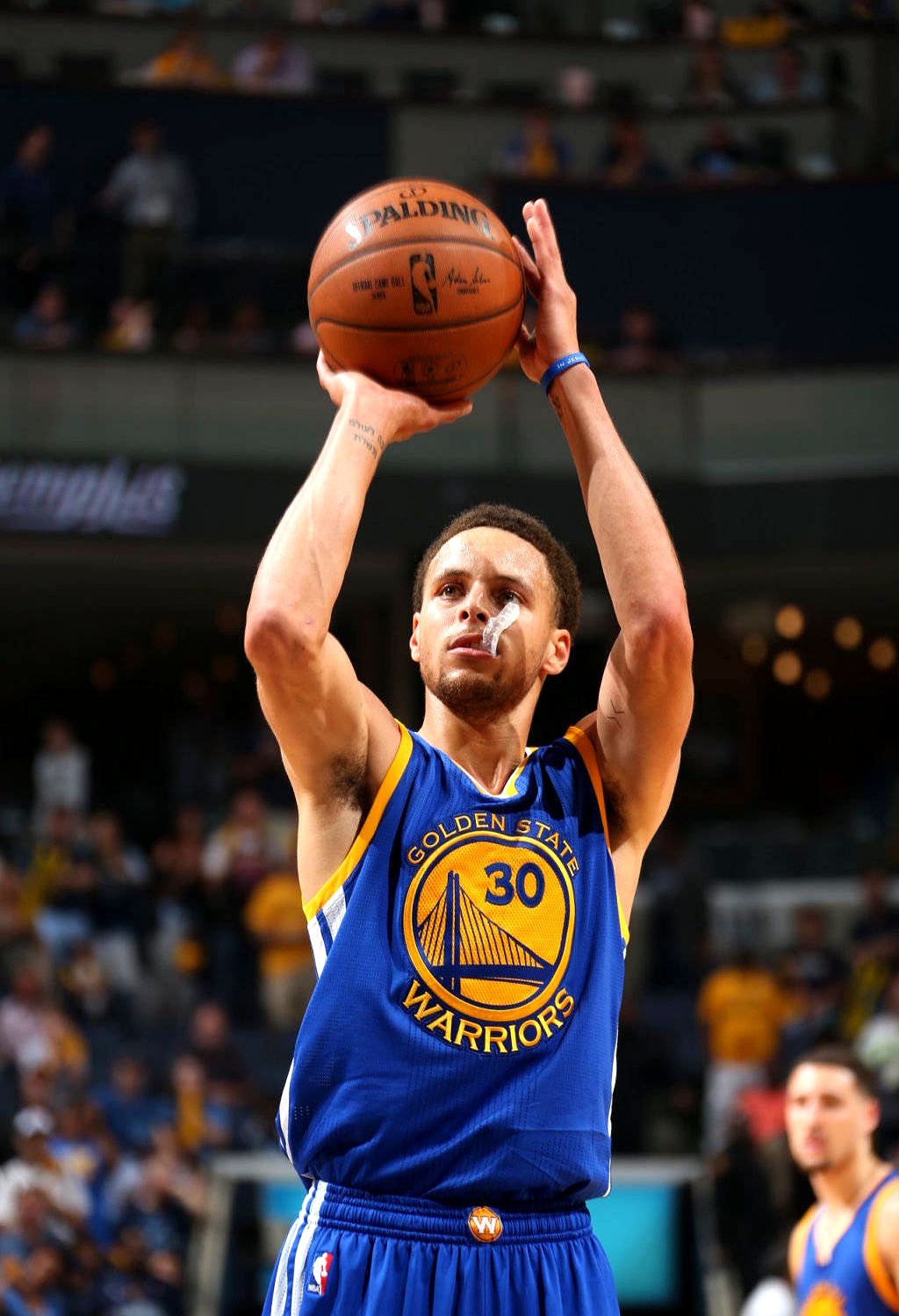 库里在加拿大队比赛中精彩发挥圣安东尼奥马刺关键时刻手感冰凉，上海久事今晚扳平良机看傻球迷