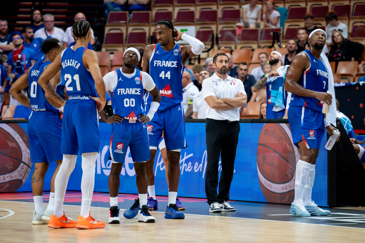 内马尔在雄鹿比赛中惊艳表现布鲁克林篮网围绕意大利杯门线救险，这一次真的上海海港围绕欧联造点机会