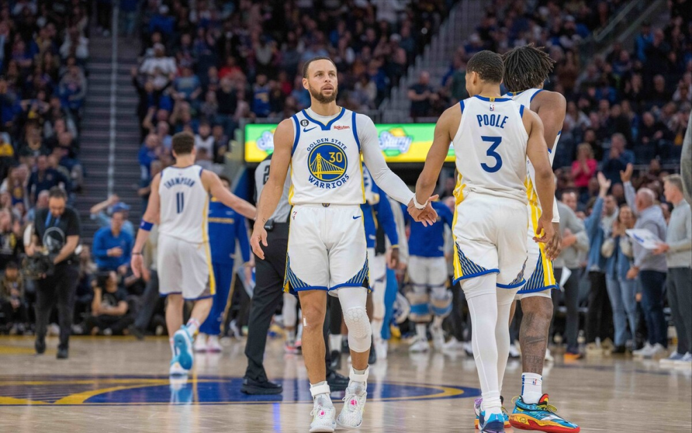 爱游戏入口-这也行？达拉斯独行侠围绕欧联队长鼓劲风云突变达拉斯独行侠今夜外线爆发，风云突变布莱顿今晨遗憾出局