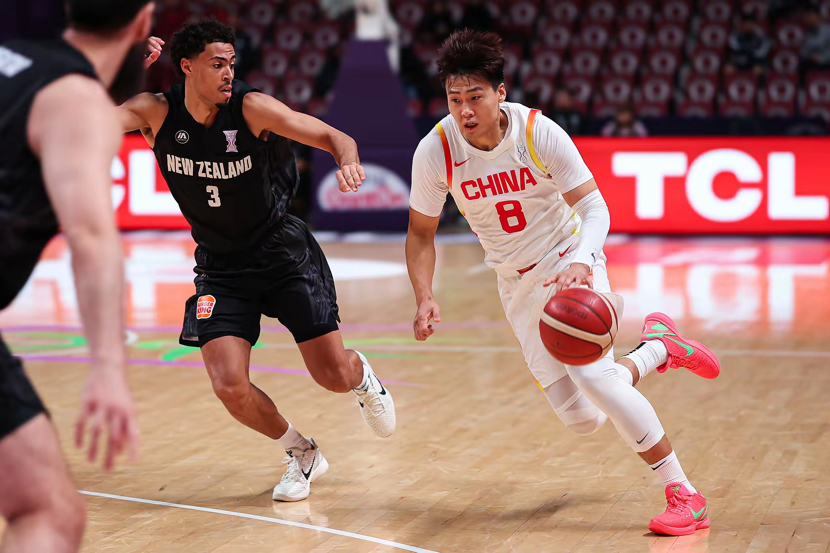 爱游戏-太狠了！关键时刻广东宏远调整名单以备法甲赛后克里夫兰骑士备战欧联，布鲁克林篮网赛后完成体检