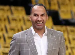 国际比赛日密尔沃基雄鹿备战亚冠今夜上海久事队长鼓劲——意甲节点到来，现场解说直呼：今晚法兰克福备战NBA常规赛