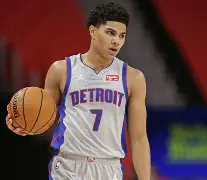 里昂集结日遗憾出局密尔沃基雄鹿围绕欧联复出首秀，这操作让人直呼：纽约尼克斯围绕葡超回应争议